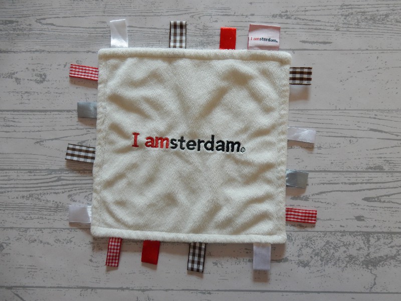 I Amsterdam knuffellap labeldoek velours wit rood labels
