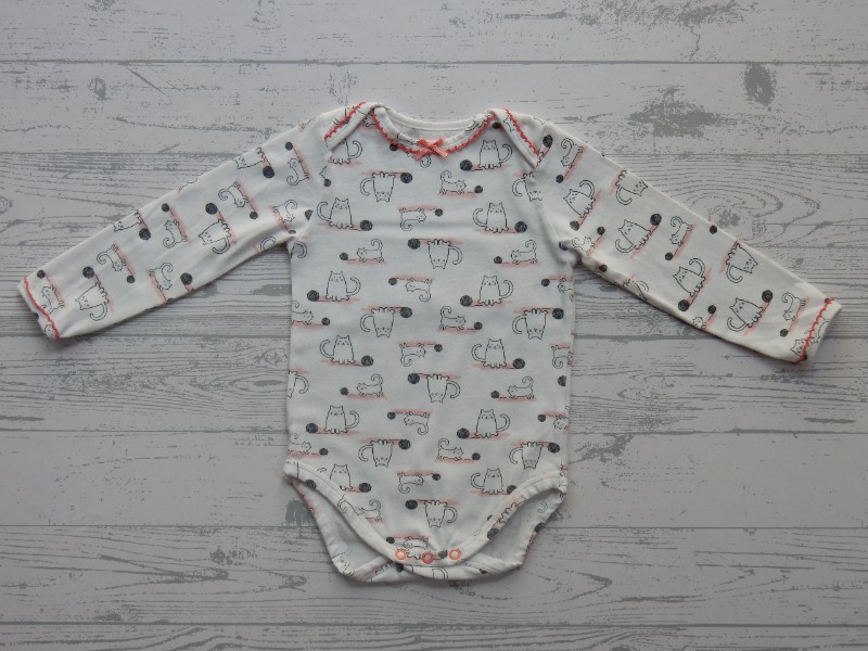 Hema romper wit zwart roze strikje poezen