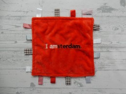I Amsterdam knuffellap labeldoek velours rood labels