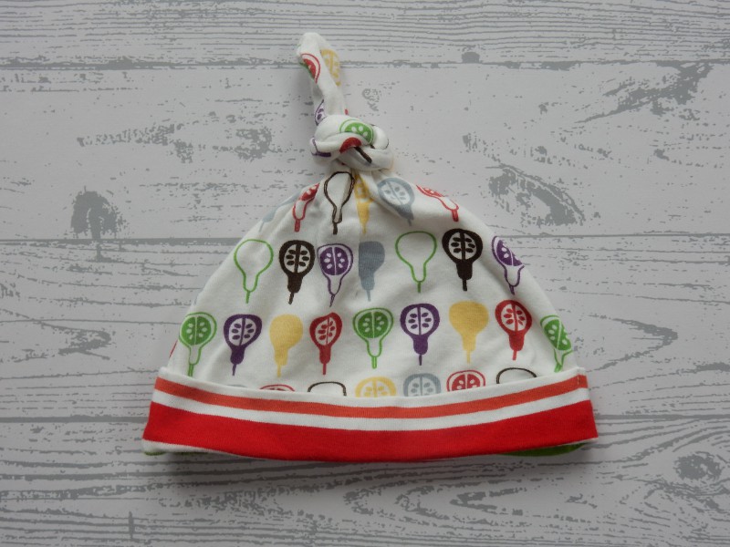 Reflex baby muts tricot wit rood groen dessin 1 maat