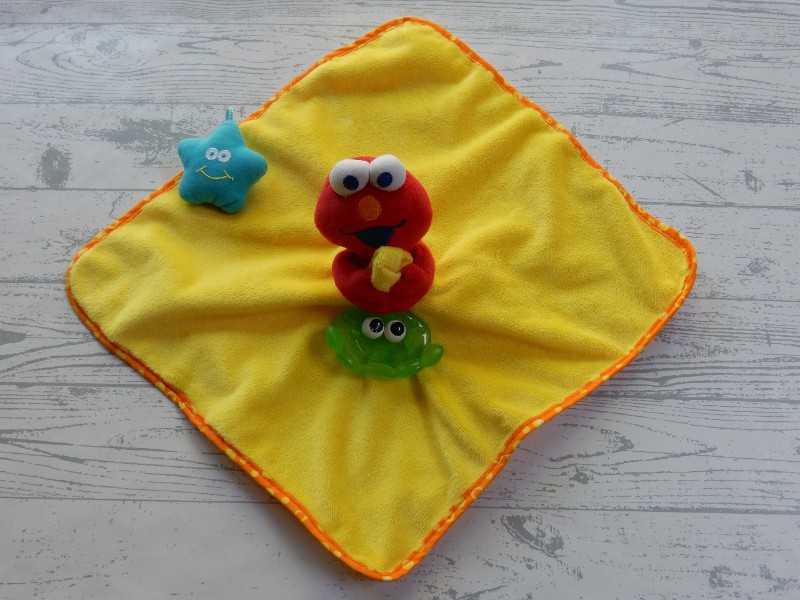 Sesamstraat knuffeldoek velours geel rood zeester krab Elmo