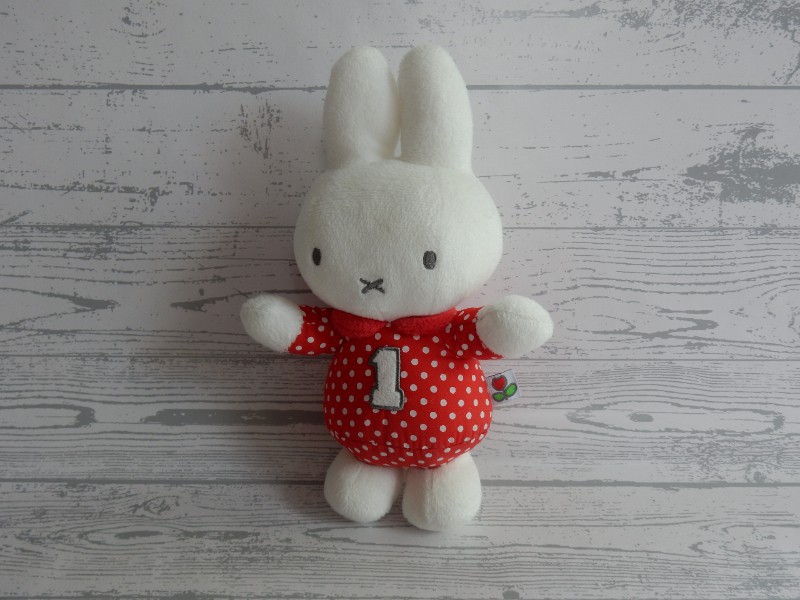 Nijntje knuffel rammelaar velours rood wit stippen cijfer 1