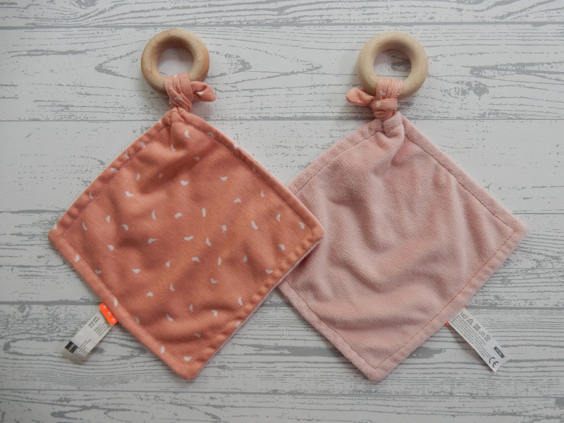 Hema knuffeldoekje velours tricot zalm roze dessin houten ring
