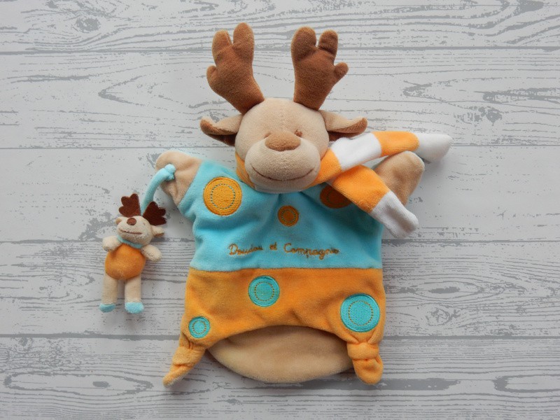 Doudou et Compagnie knuffel handpop velours beige blauw oranje eland