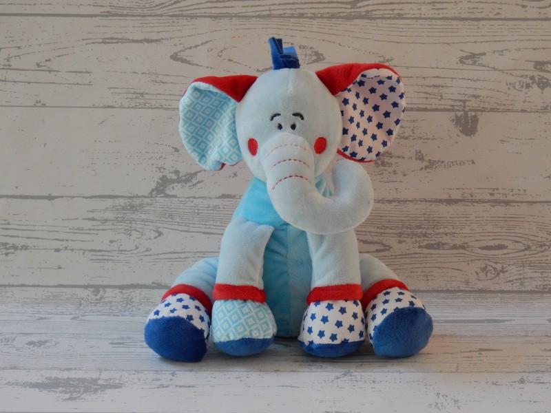 Taimo knuffel velours blauw wit rood olifant Ollie 22 cm