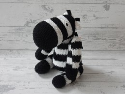 Hema baby knuffel gebreid zwart wit zebra