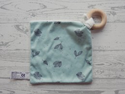 Prenatal knuffeldoekje badstof wit tricot groen blaadjes houten ring