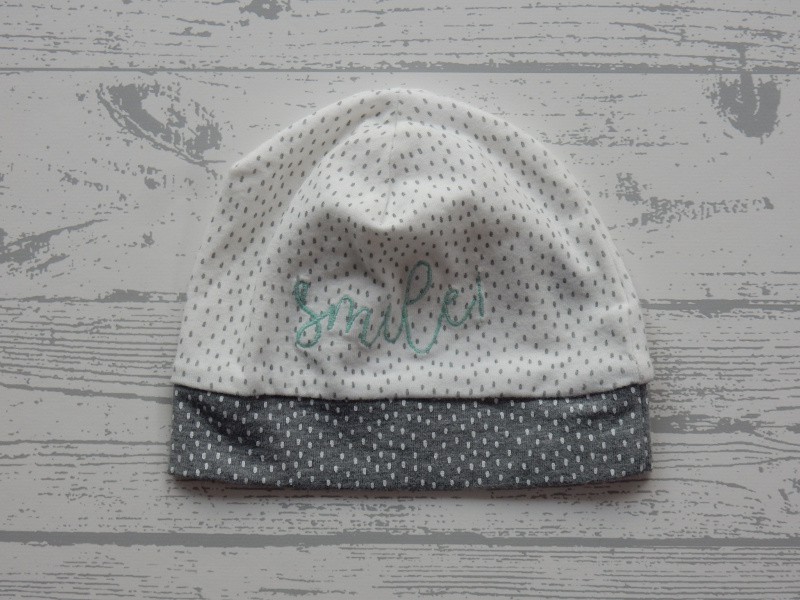 Feetje babymutsje tricot wit grijs dots smile maat 1