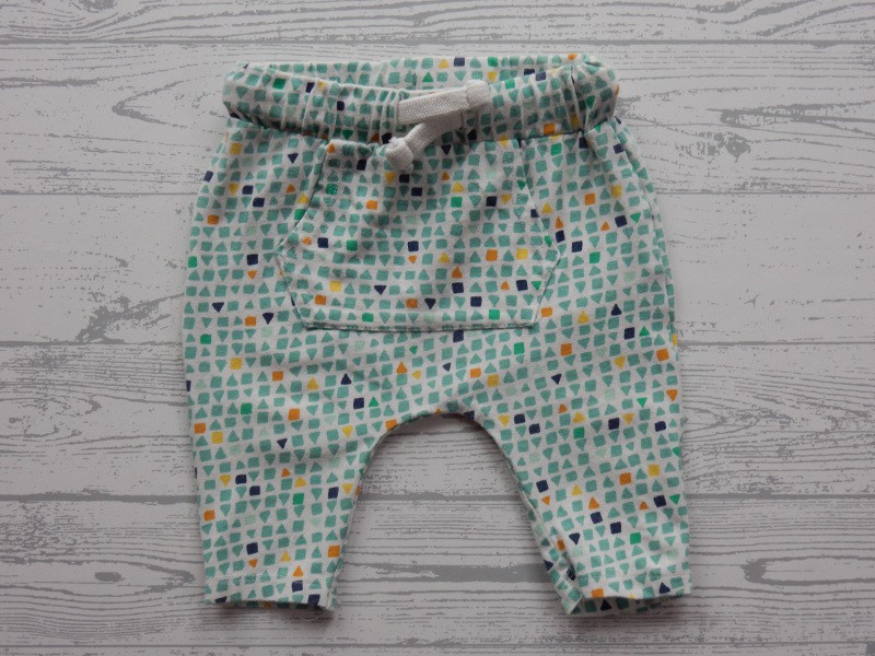 Hema newborn broekje wit groen geel vierkant driehoekjes maat 56