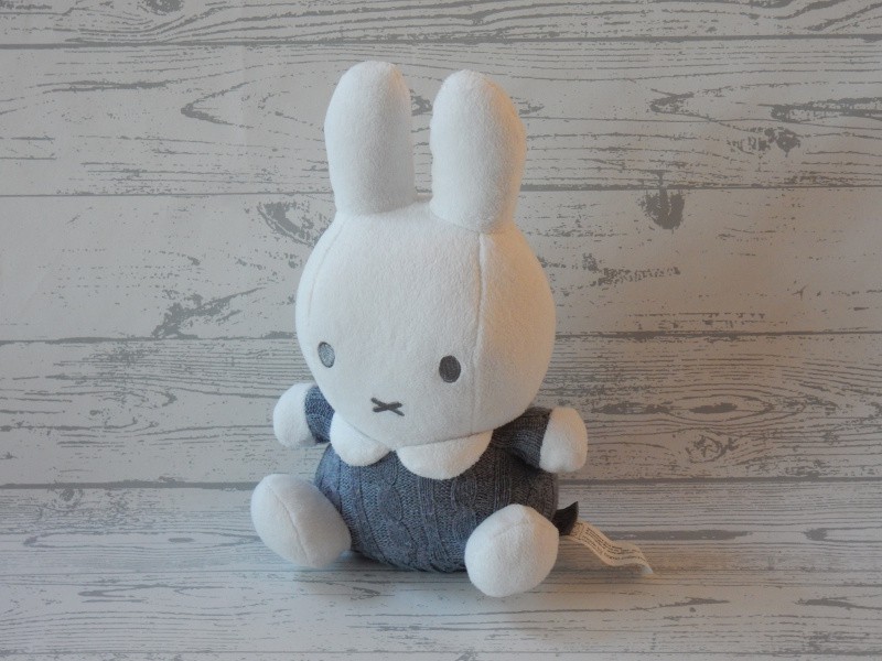 Nijntje knuffel rammelaar zittend velours gebreid wit grijs 27 cm