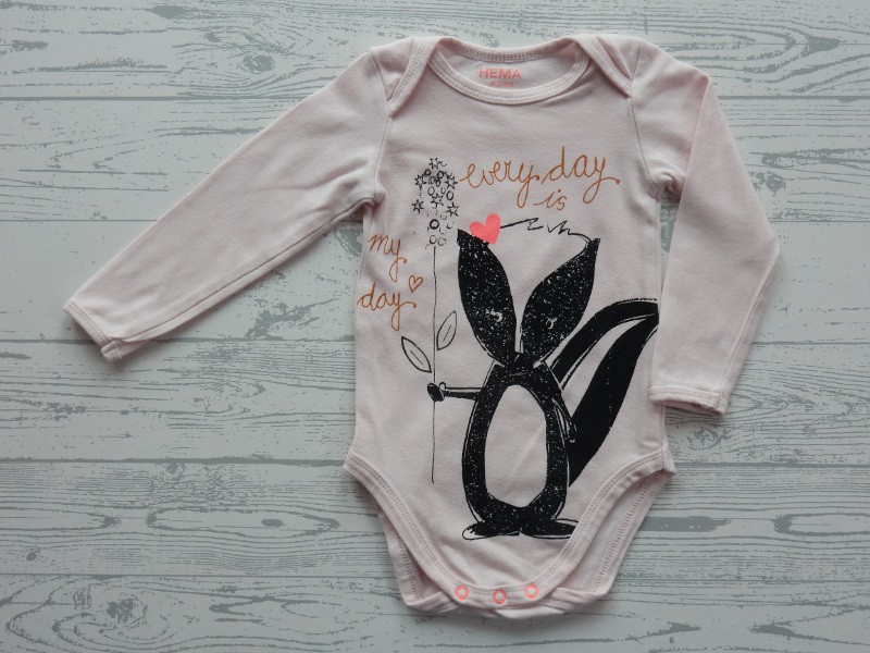 Hema romper lange mouw lichtroze stinkdier Everyday is maat 62-68
