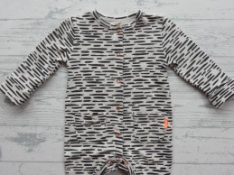 Hema newborn jumspuit zwart streepjes dessin maat 50