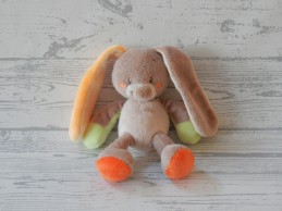 Knuffel konijn velours bruin oranje groen rammeltje
