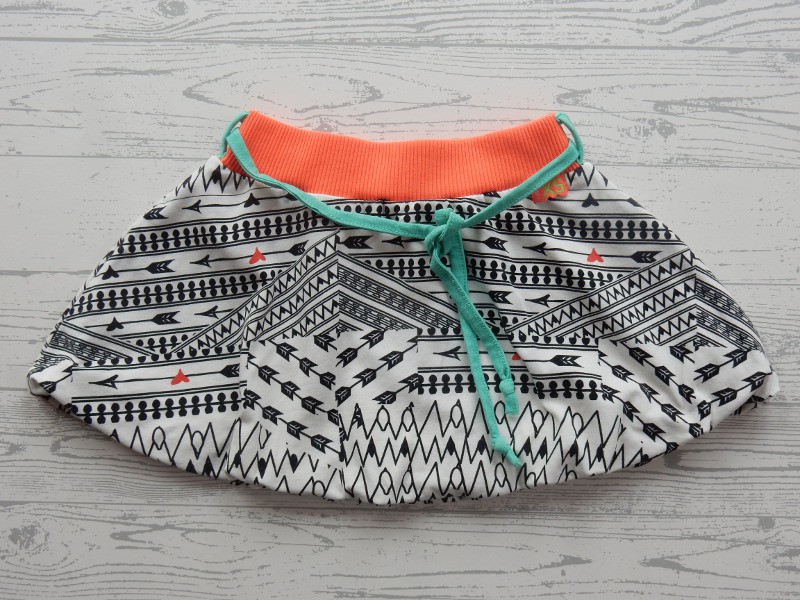 Funky XS rok wit zwart fel oranje dessin maat 98-104