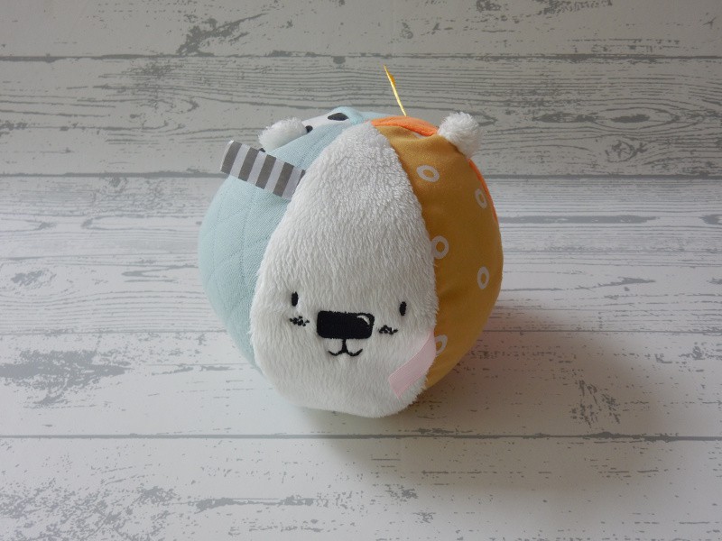 Hema knuffelbal rammelaar velours blauw geel oranje labels beer