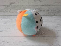 Hema knuffelbal rammelaar velours blauw geel oranje labels beer