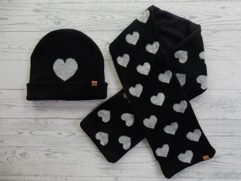 Sarlini muts met sjaal gebreid zwart wit hartjes 1 maat