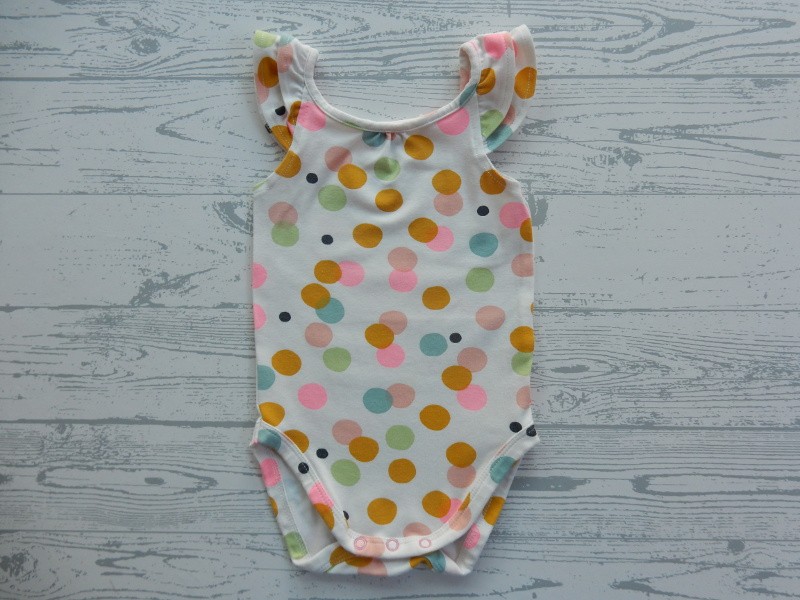 Hema romper zonder mouw ruches wit gekleurde stippen maat 50-56