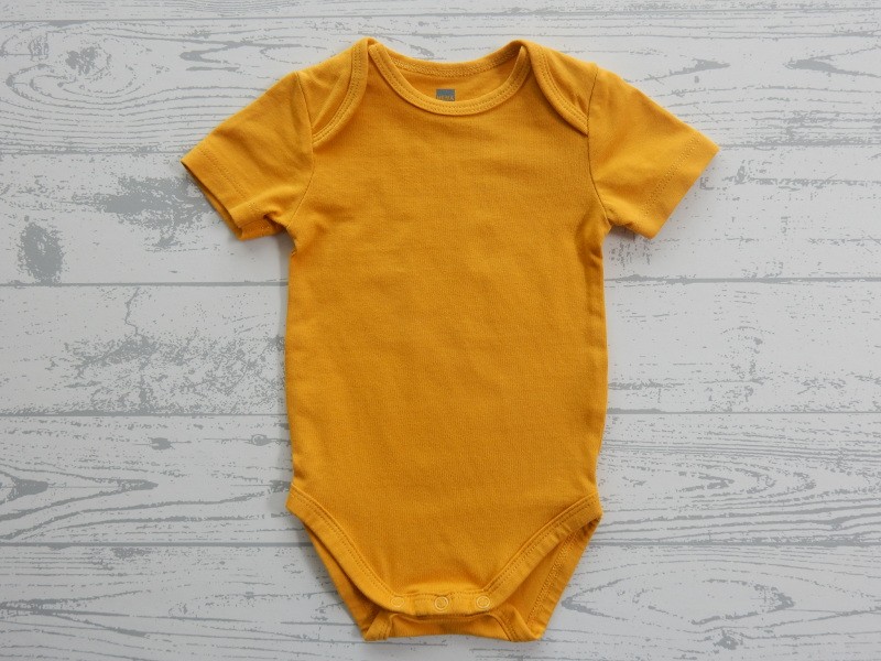 Hema romper korte mouw oker geel grijs maat 50-56