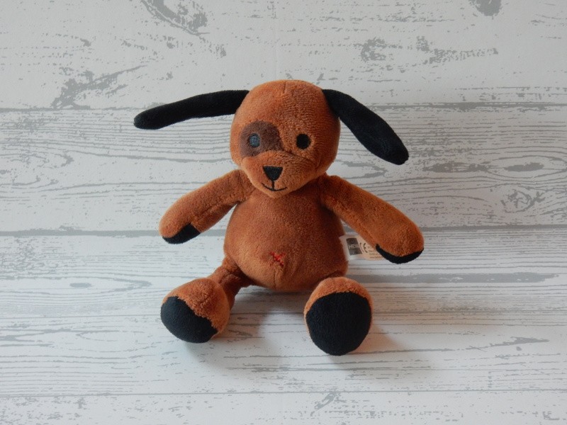 Hema knuffel velours bruin zwart rood kruisje hond