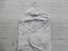 Puckababy GoGo wikkeldoek wit grijs rood hartjes Teddy Heart