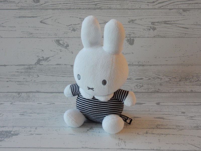 Nijntje knuffel rammelaar velours zwart wit gestreept zittend