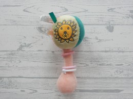 Nijntje balrammelaar velours roze lichtgroen groen ringen leeuw