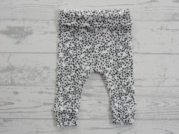 Hema newborn broekje ribstof wit zwart stippen maat 44