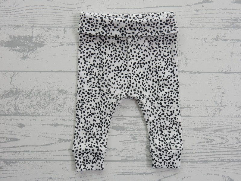 Hema newborn broekje ribstof wit zwart stippen maat 44