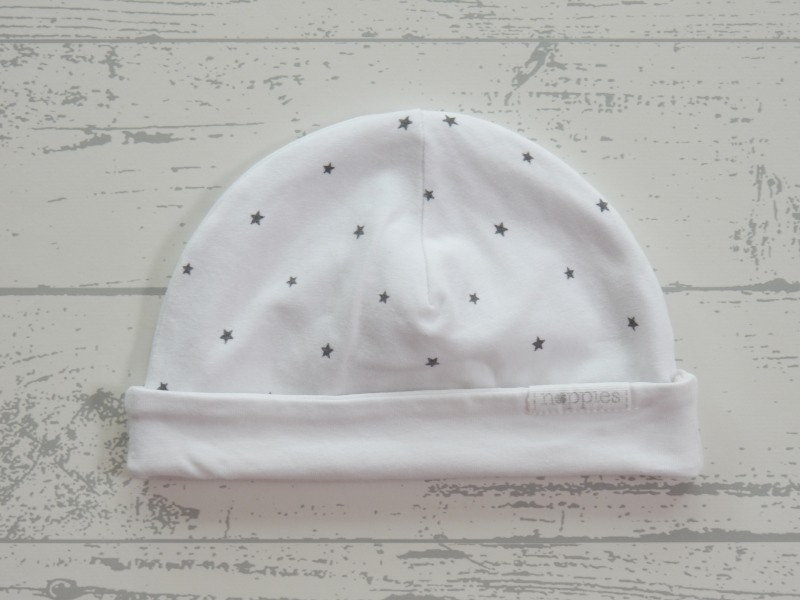 Noppies babymutsje wit donkergrijs sterretjes