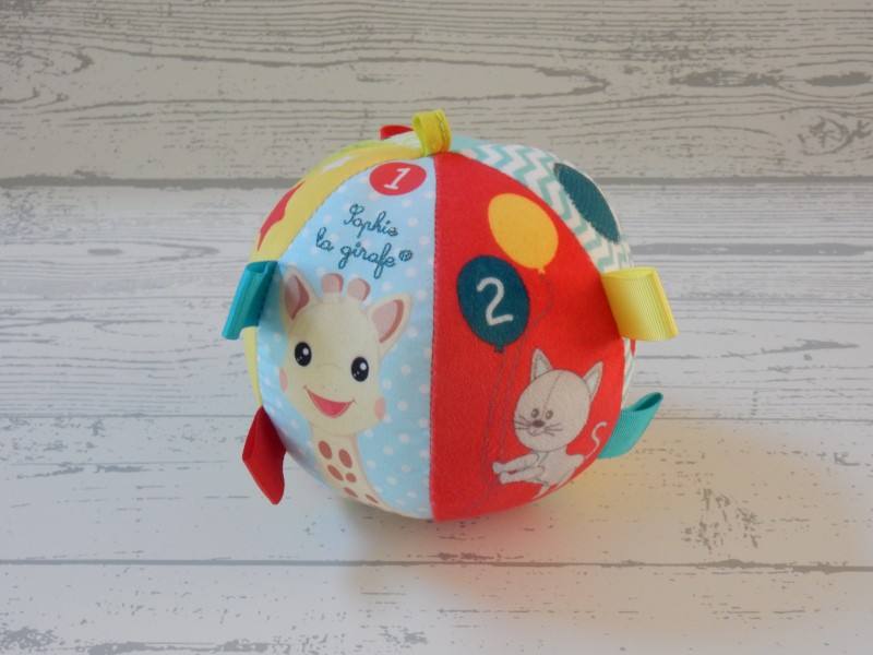 Sophie de Giraf pluche bal speelbal rammelaar velours rood blauw geel