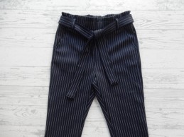 WE Fashion broek donkerblauw wit krijtstreep pinstripe jogger maat 122
