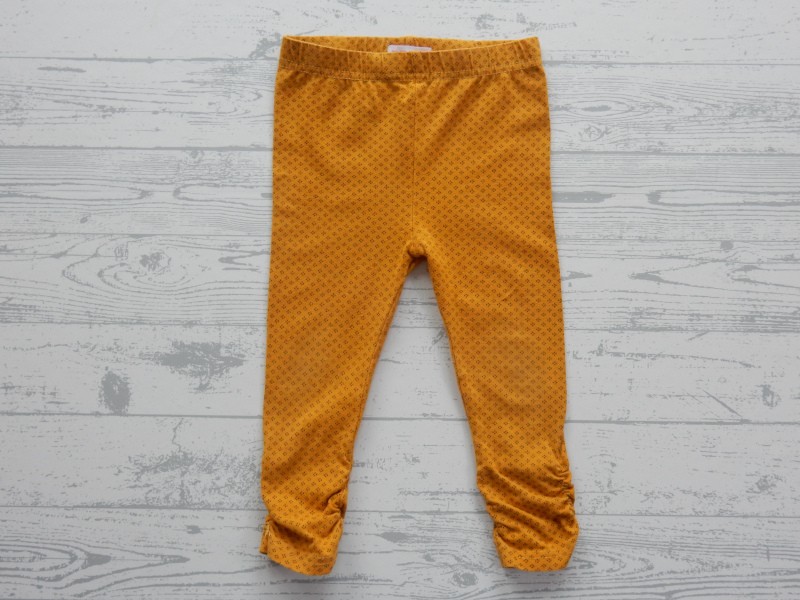 Legging oker geel zwart dessin plooitjes maat 80