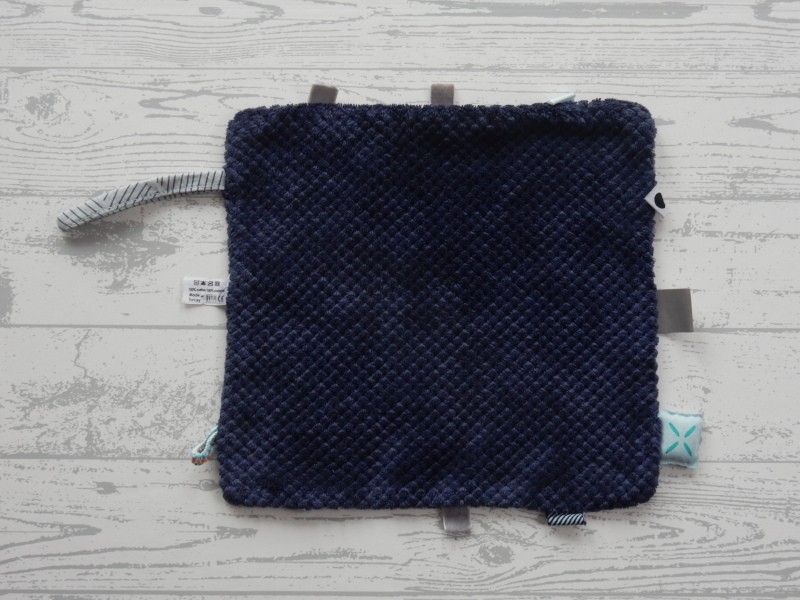 Snoozebaby knuffeldoek labeldoek velours donkerblauw grijs print