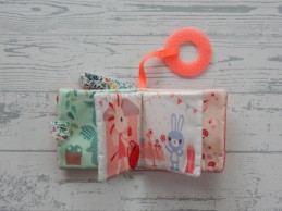 Lilliputiens kijk en speelboek velours roze hertje Stella