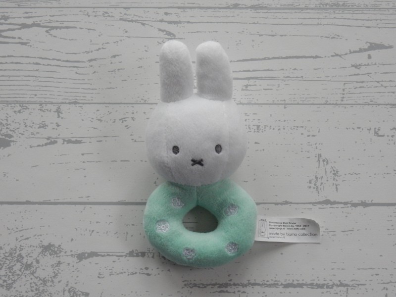 Nijntje knuffel rammelaar rond velours wit mint groen bloemetjes