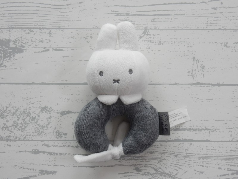 Nijntje knuffel rammelaar gebreid ring wit donkergrijs
