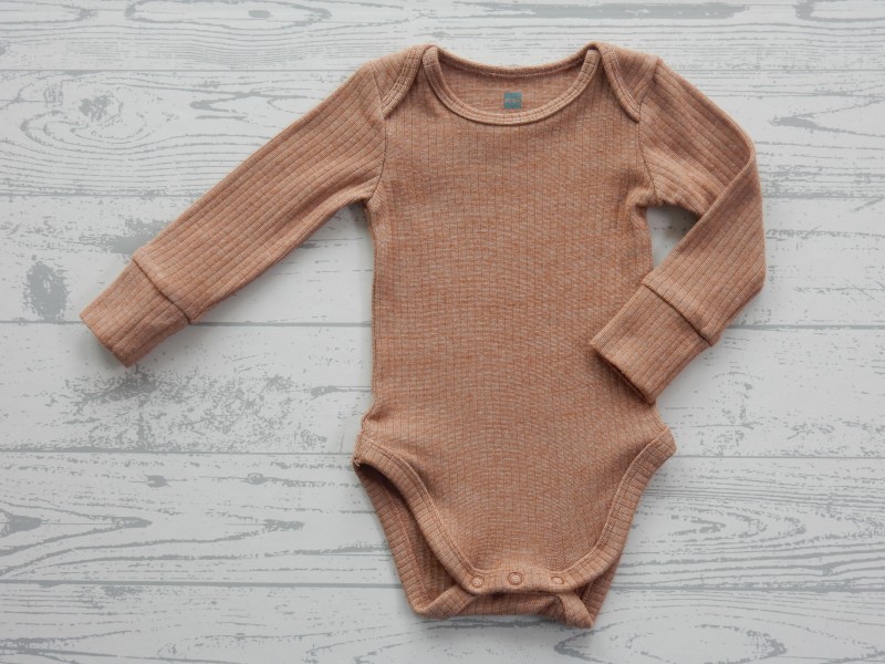 Hema romper lange mouw ribstof bruin maat 62-68