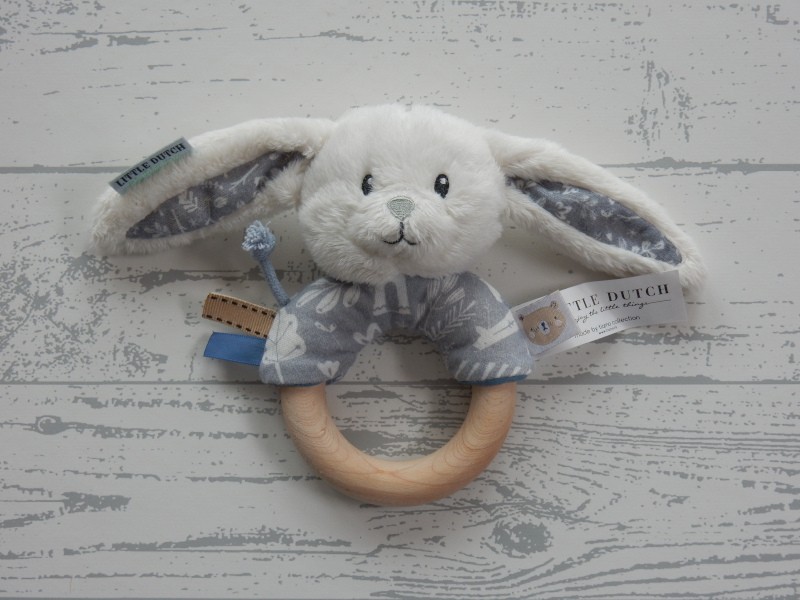 Little Dutch Tiamo houten ring rammelaar adventure blauw konijn