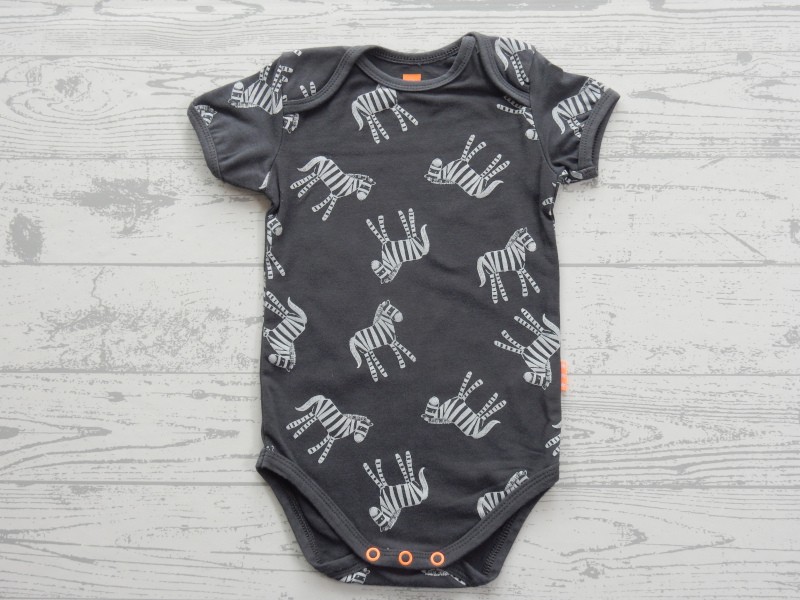 Hema romper korte mouw donkergrijs wit zebra's maat 62-68