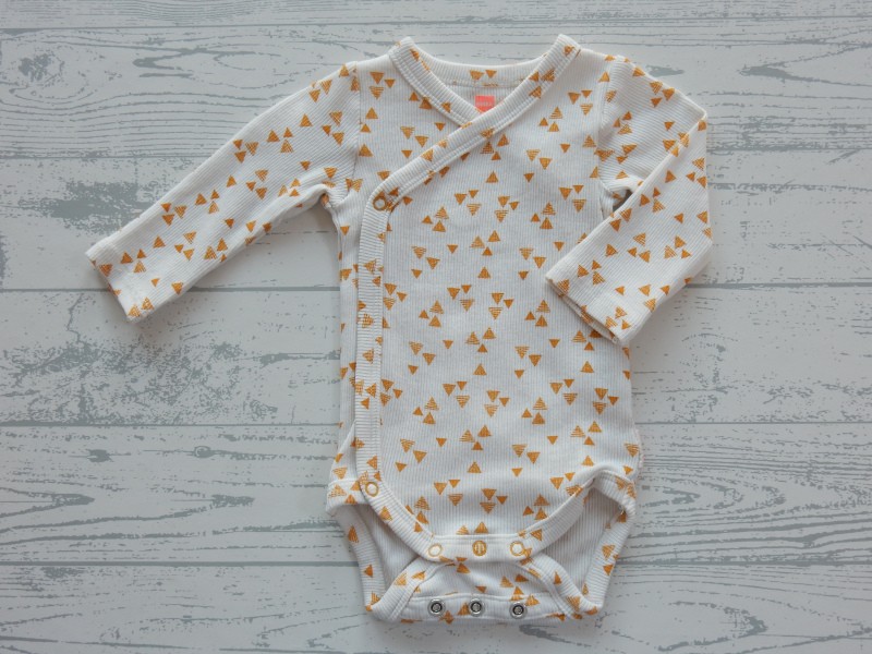 Hema romper lange mouw overslag ribstof wit oker geel driehoek maat 44