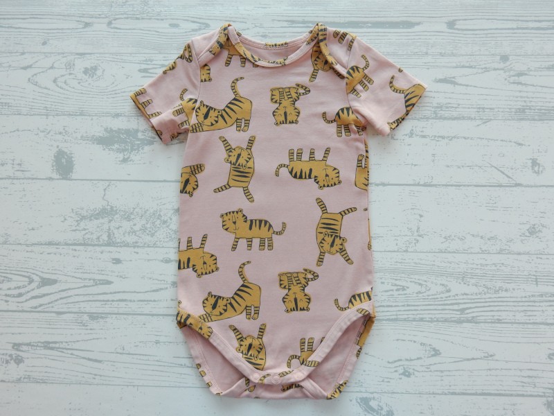 Hema romper korte mouw roze oker geel zwart tijger maat 74-80
