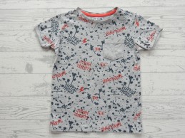 T-shirt grijs melange donkerblauw rood tekstjes maat 98