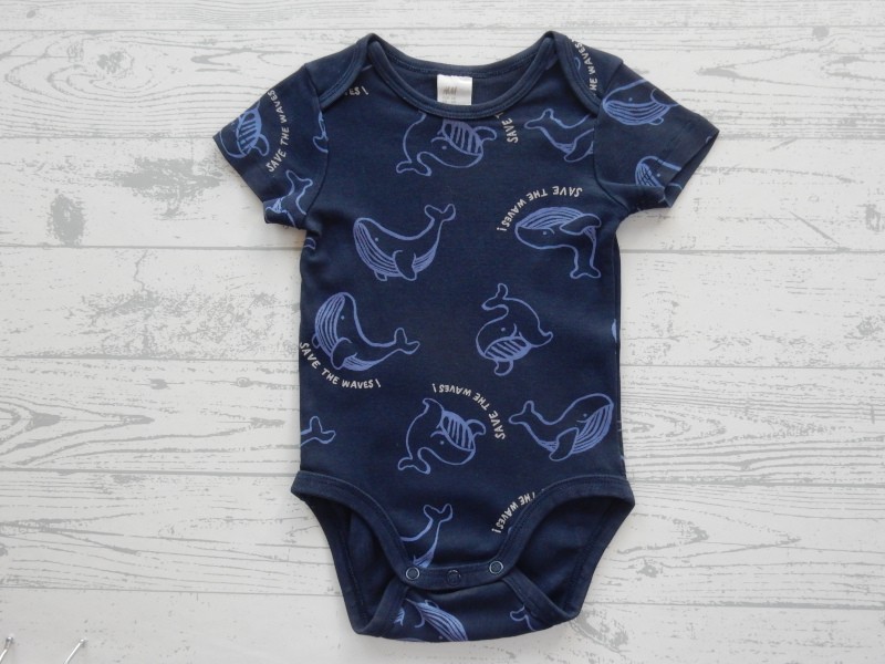 H&M romper korte mouw donkerblauw blauw walvissen maat 68