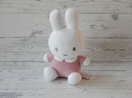 Nijntje knuffel rammelaar ribstof roze Pink Rib zittend