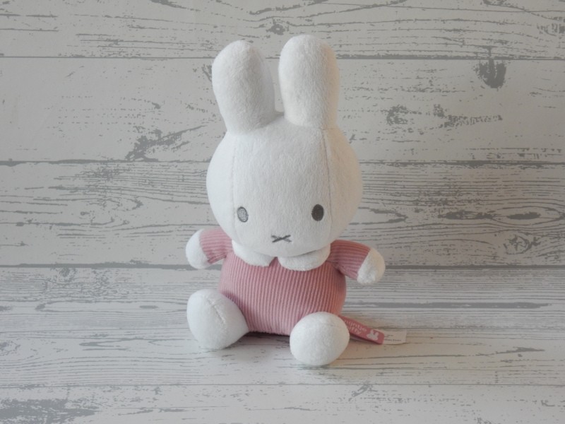 Nijntje knuffel rammelaar ribstof roze Pink Rib zittend