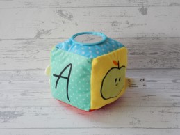 Kruidvat knuffel kubus rammelaar blauw groen geel