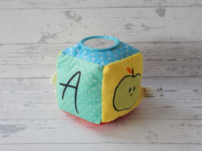 Kruidvat knuffel kubus rammelaar blauw groen geel