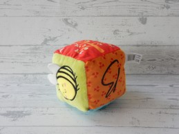 Kruidvat knuffel kubus rammelaar blauw groen geel