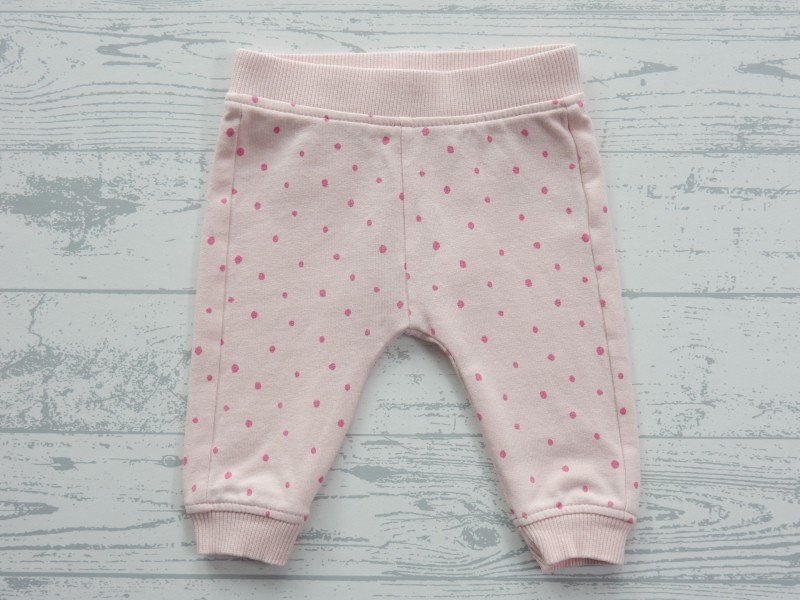 Newborn broekje sweatbroek lichtroze roze stip maat 50